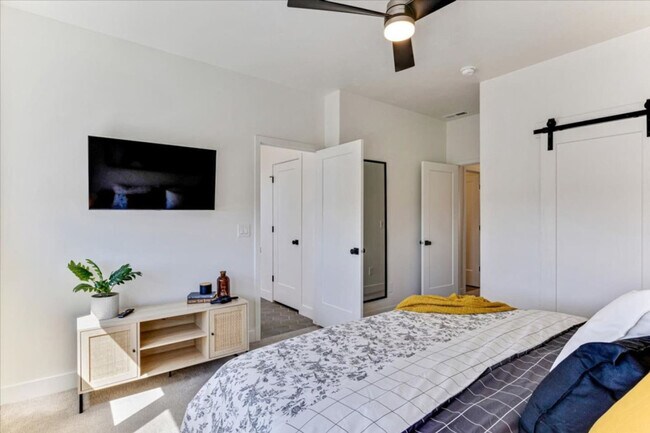 Building Photo - 1055 W 550 S