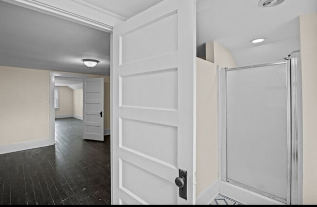 Building Photo - Vintage Charm, 4 BR, Spacious, Close To Ev...