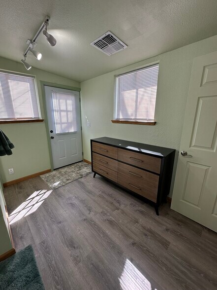 Dreser drawer in large spacious bathroom - 400 Main St