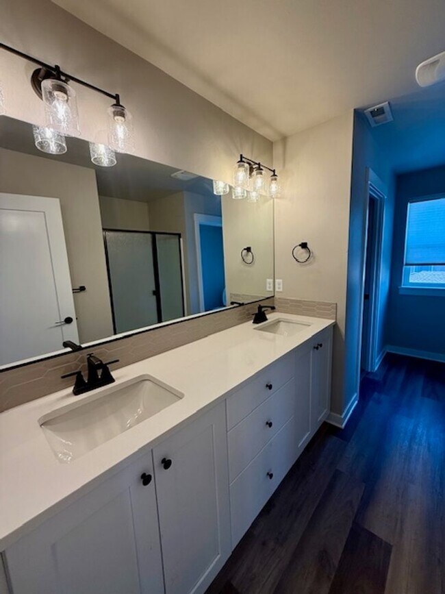 Building Photo - Beautiful 3-Bedroom Townhome in Purcell La...