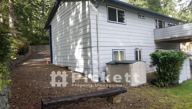 Building Photo - 3 Bedroom Lake Front Home on Lake Tahuyeh