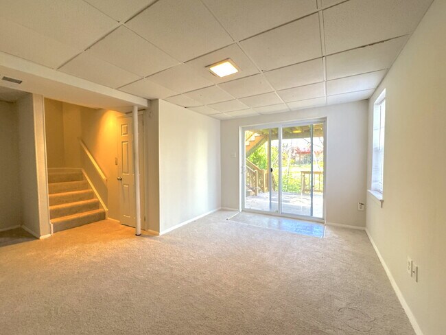 Building Photo - Lake Ridge Gem: Your Inviting Home Awaits!