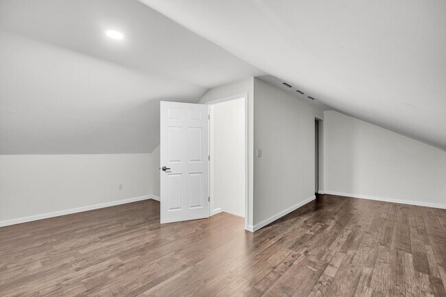 Building Photo - Comfortable Living with Modern Upgrades in Prime Goose Creek Location