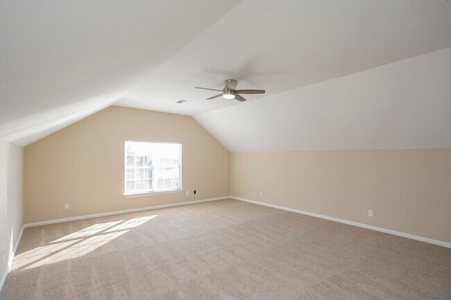 Building Photo - 3 Bed w/Bonus, Large Yard in Sought After ...