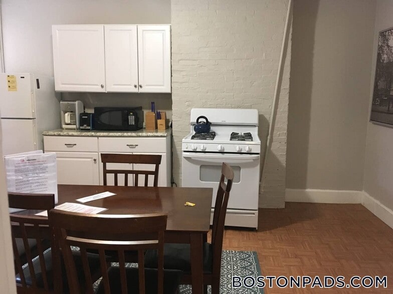 Building Photo - 161 Endicott St