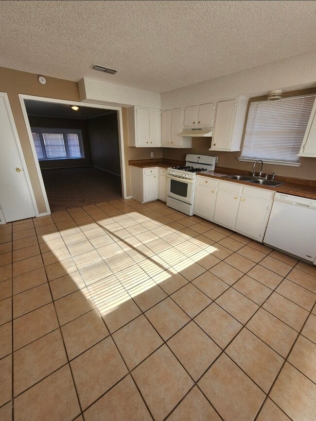 Building Photo - 3 bed 2 bath home