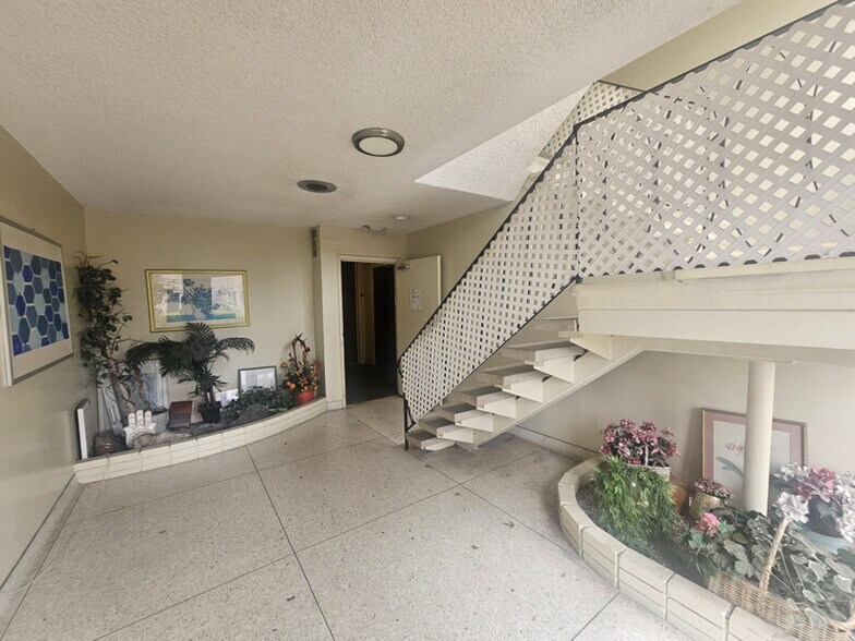 Building Photo - 1551 S Sherbourne Dr