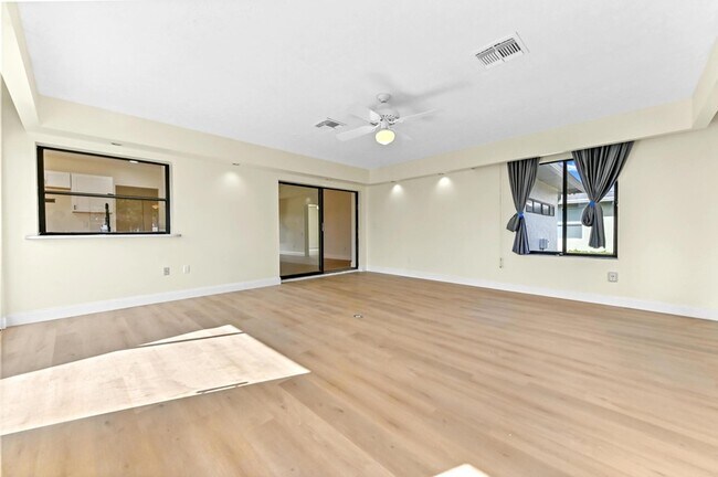 Building Photo - 571 SE Anchor Ln