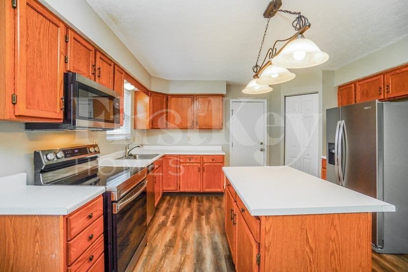 Building Photo - 81 Roxbury Dr