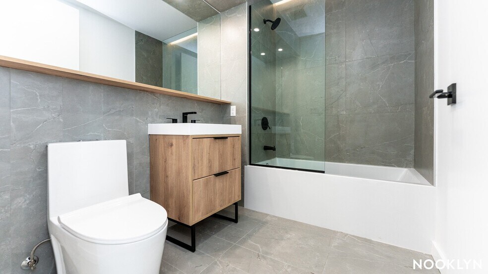 Building Photo - 654 Madison St