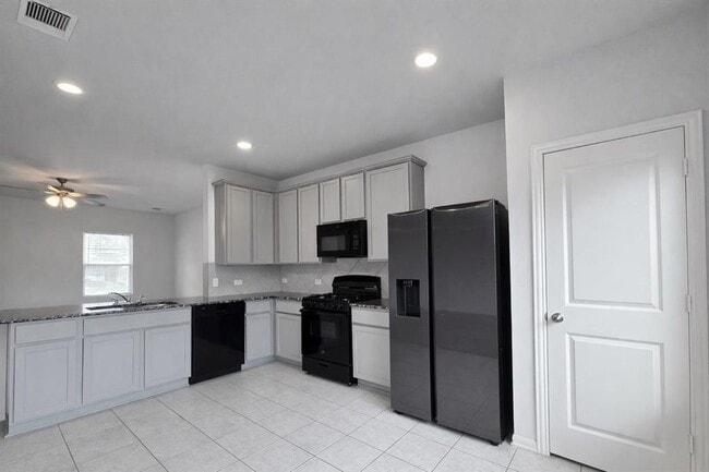 Building Photo - 511 Pulitzer Dr