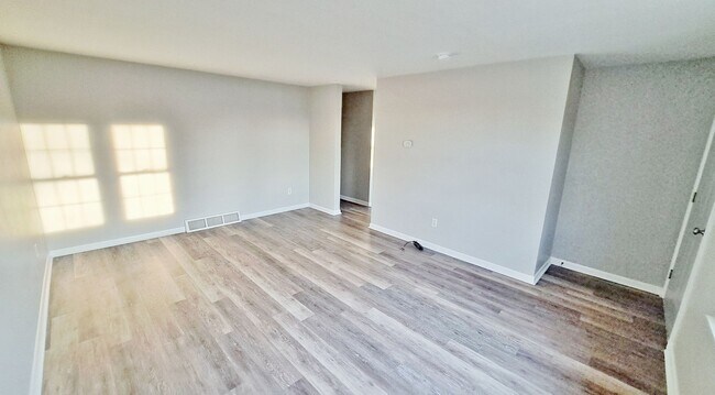 Building Photo - 400-404 Moul Avenue