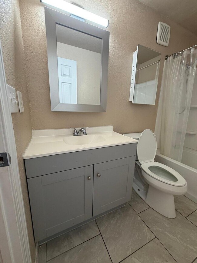 Building Photo - 1438 N Shill Dr