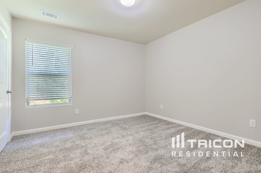Building Photo - 411 Lake Ridge Ln