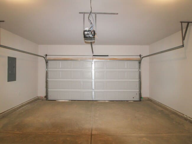 Building Photo - MOVE-IN Ready Home in New Market! $1,200 Rent Special!