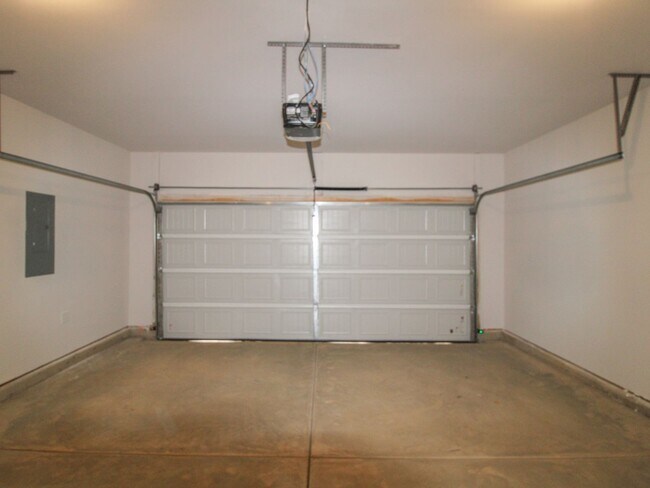 Building Photo - MOVE-IN Ready Home in New Market!