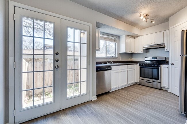 Building Photo - Broker Spoke - South Lamar - Affordable 2/...
