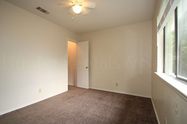 Building Photo - Check Out This Home!