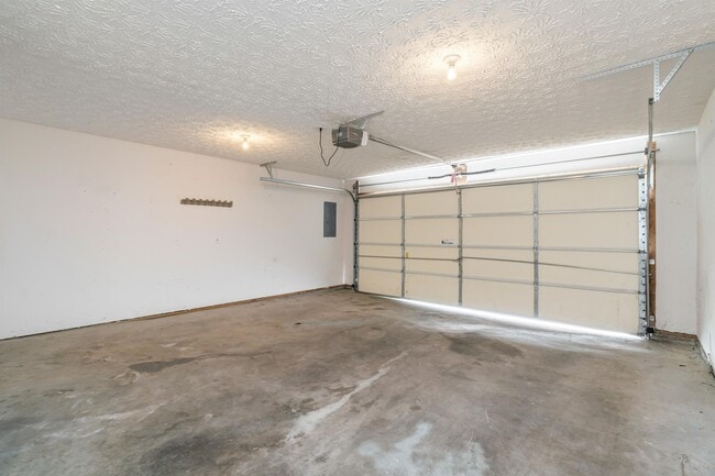 Building Photo - 8295 Oak Terrace Ln