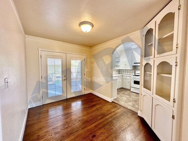 Building Photo - 41 W McKenzie Ave