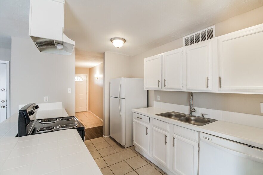 Building Photo - 5011 Ridge Manor Dr