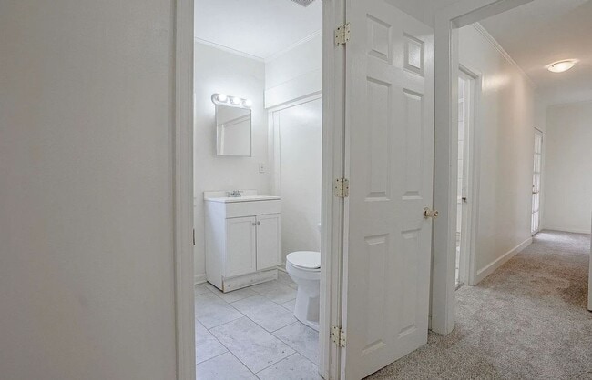 Building Photo - 4 bedroom, 2 bathroom near the University ...