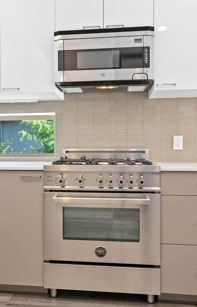 Building Photo - Elegant Mt. Baker End Unit Townhome with AIR CONDITIONING