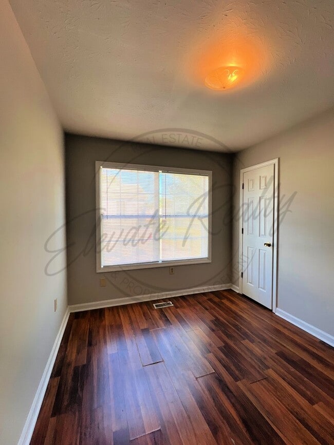 Building Photo - ON SPECIAL: Three Bedroom Ranch with Appli...