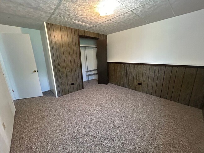 Building Photo - 5 Bed 2 Bath Home with 2 Car Attached Gara...