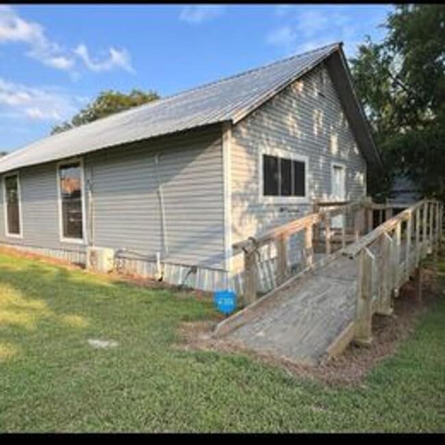 Building Photo - Hughes Springs 2 Bedroom Home