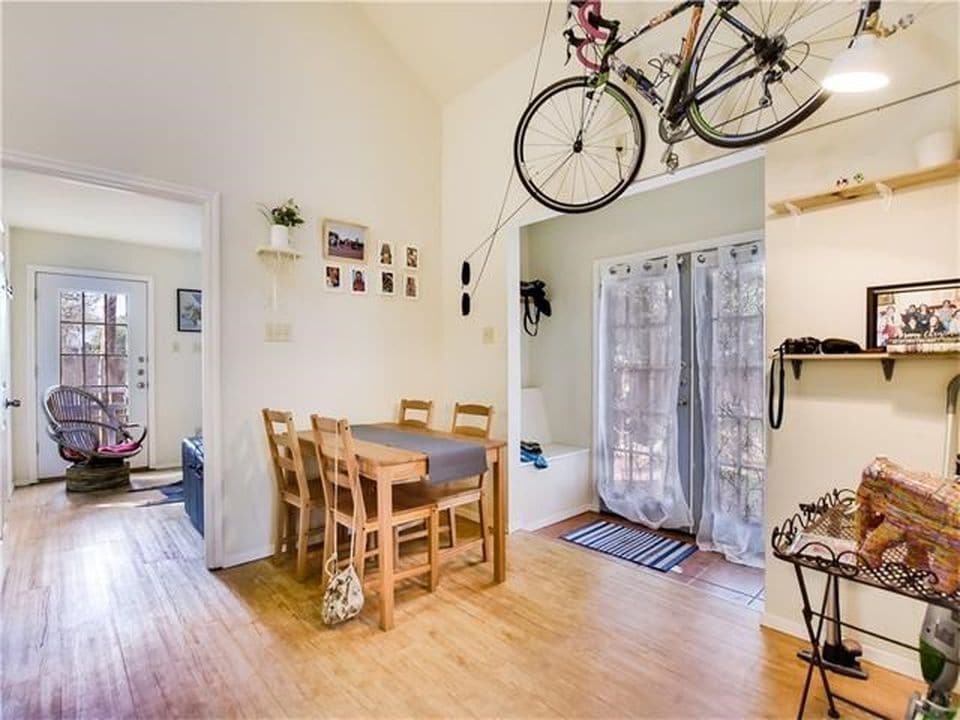 Entry and eating area, vaulted ceilings - 4302 Duval Street