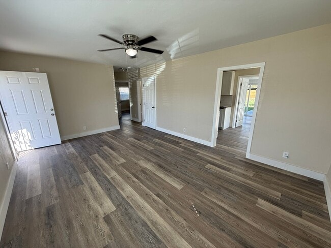 Building Photo - 3 bed 2 bath house with garage