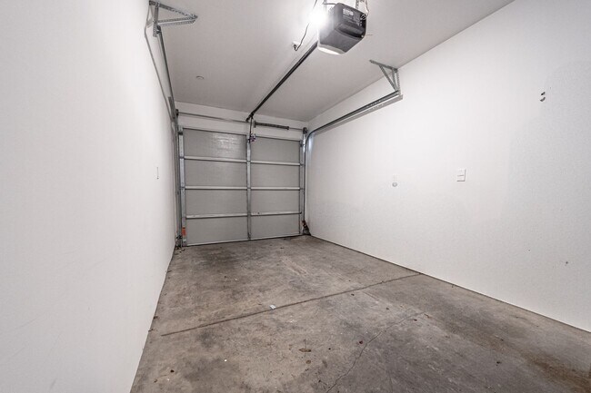 Building Photo - 2223 S Highland Ave
