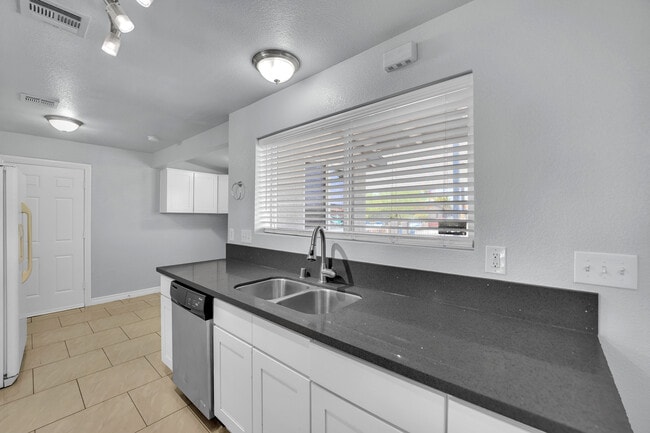 Building Photo - 2221 Santa Clara Dr