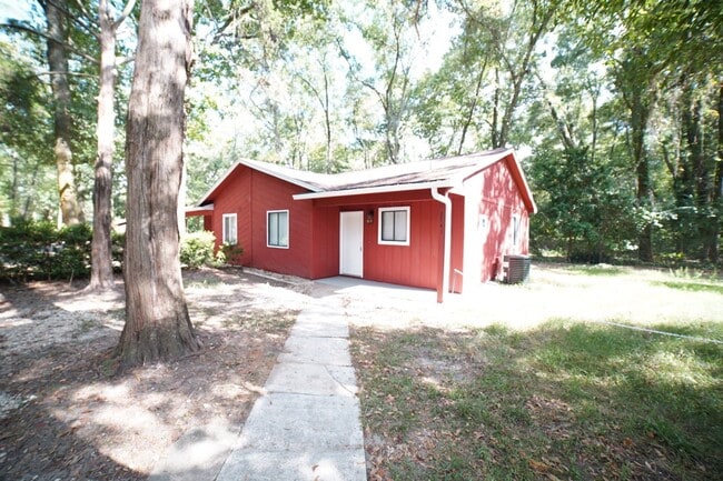 Building Photo - 2 bed / 1 bath Townhome on Tharpe