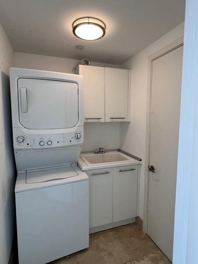 Building Photo - 1331 Brickell Bay Dr