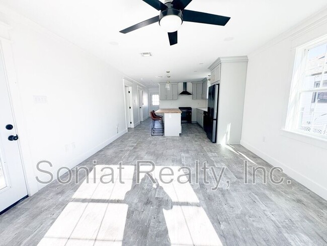 Building Photo - 233-235 Jefferson Heights Ave