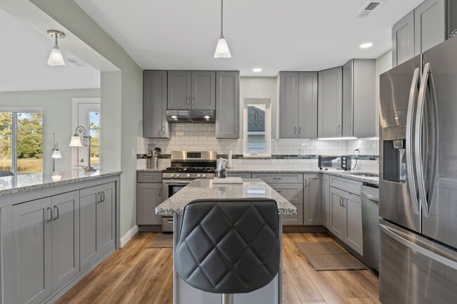 Building Photo - Marsh View Beaufort Home Available Now
