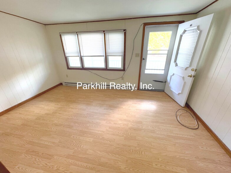 Building Photo - 20 Oakwood Dr