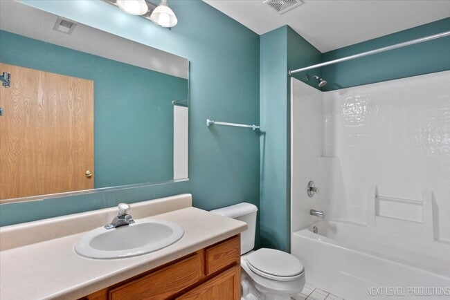 Building Photo - 611 Waterview Ct