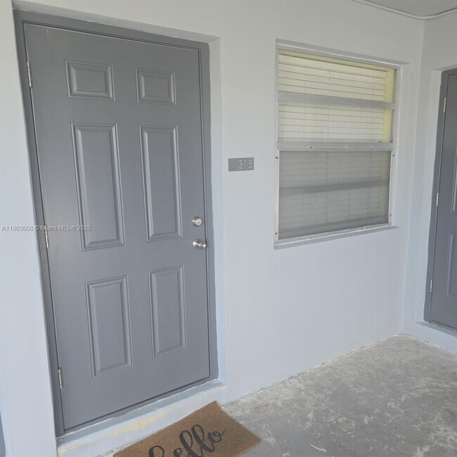 Building Photo - 1100 NE 1st Ct