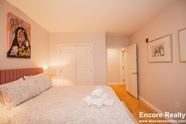 Building Photo - 16 Miner St