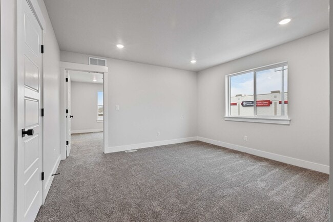 Building Photo - Awesome end unit 3 Bed 2.5 Bath townhome i...