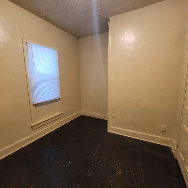 Building Photo - Quick Commute Downtown!