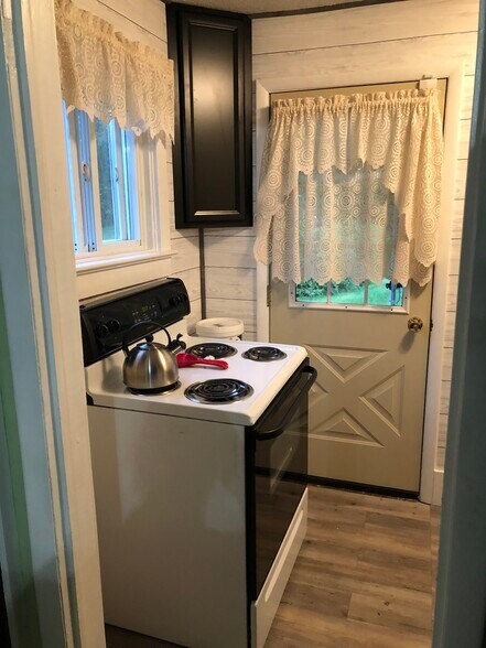 Kitchen - 956 Bedford St