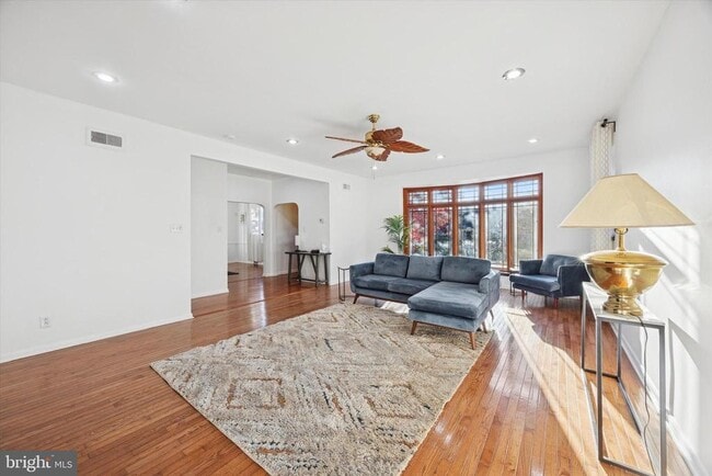 Building Photo - 7033 Sherwood Rd