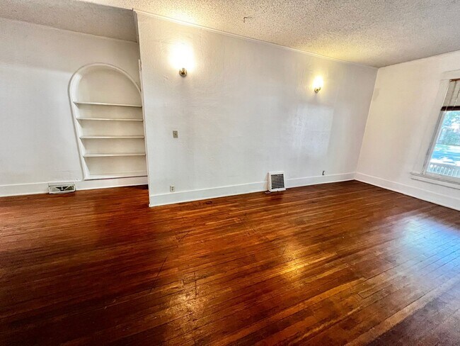 Interior Photo - The Remington (BR-LN-KB)