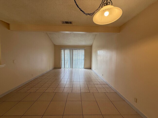 Building Photo - Beautiful Condo!