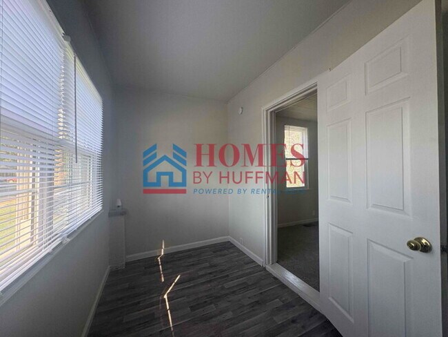Building Photo - Two Bedroom House | Detached Garage