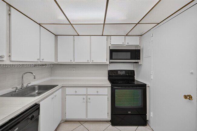 Building Photo - 401 Golden Isles Dr